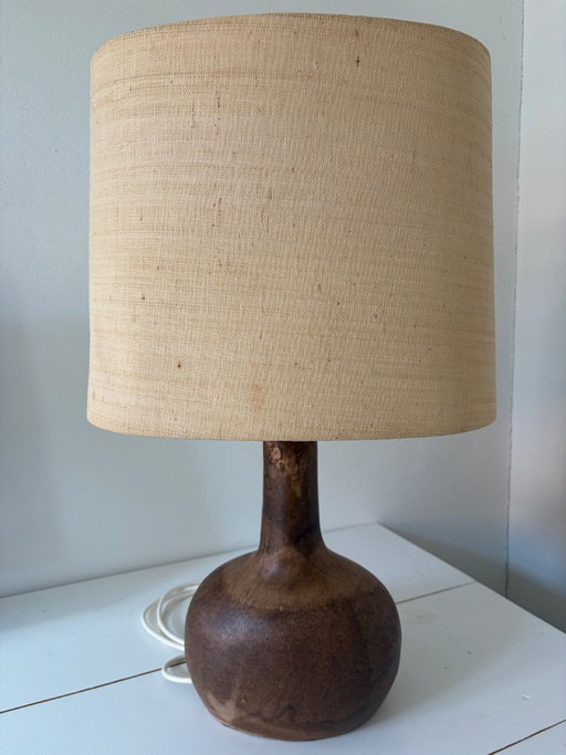 Lampada da tavolo in ceramica con paralume in rafia – ceramica d'autore, smalto opaco, anni '60/'70