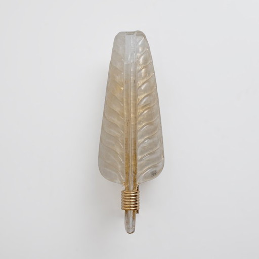 Par de apliques de pared de cristal de Murano con forma de hoja, con detalles en polvo de oro y latón, Italia.