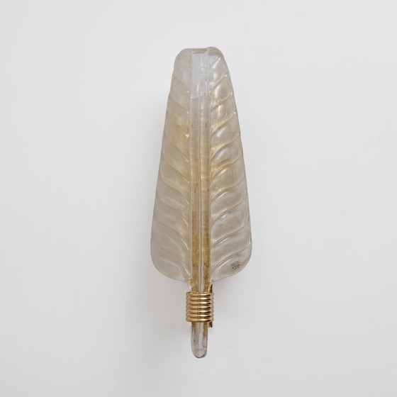 Image 1 of Par de apliques de pared de cristal de Murano con forma de hoja, con detalles en polvo de oro y latón, Italia.