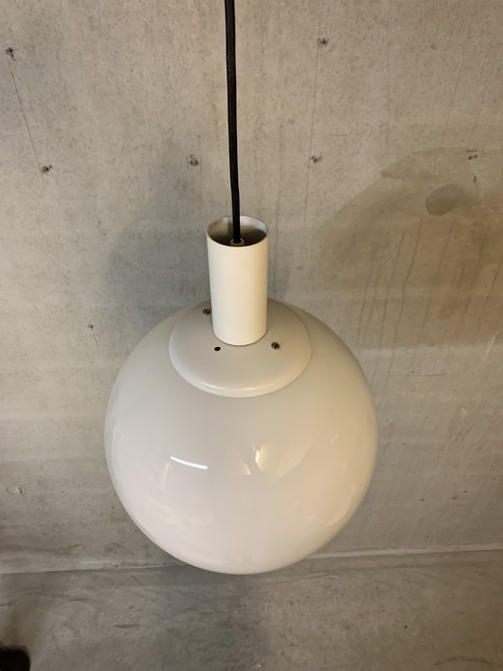 Image 1 of Glanzende witte opalen bol van Aldenkamp, Apeldoorn.