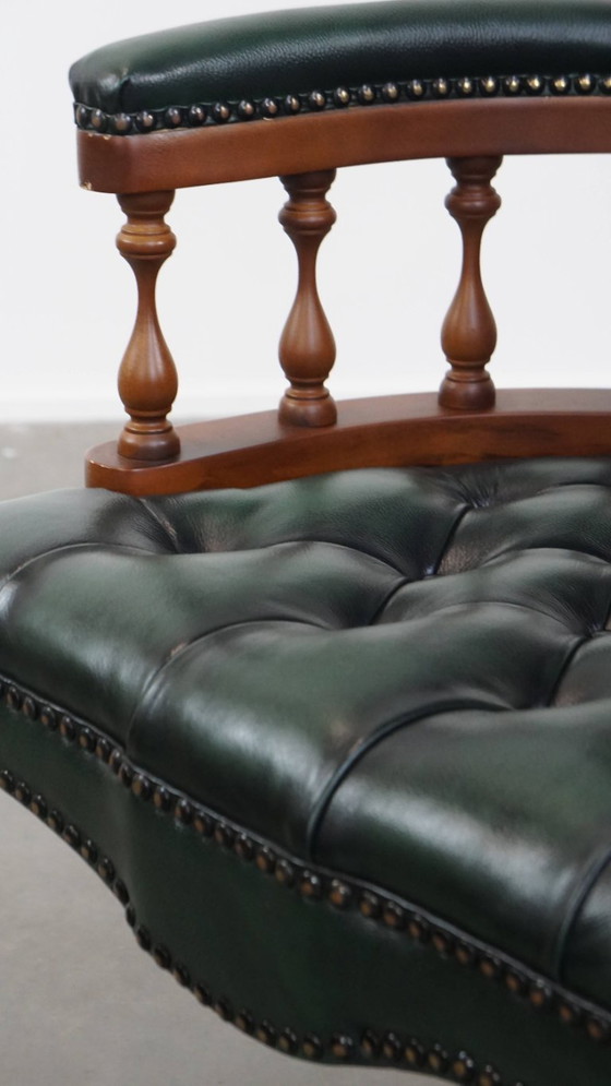 Image 1 of Rundleren en houten donkergroene chesterfield bureaustoel op wieltjes