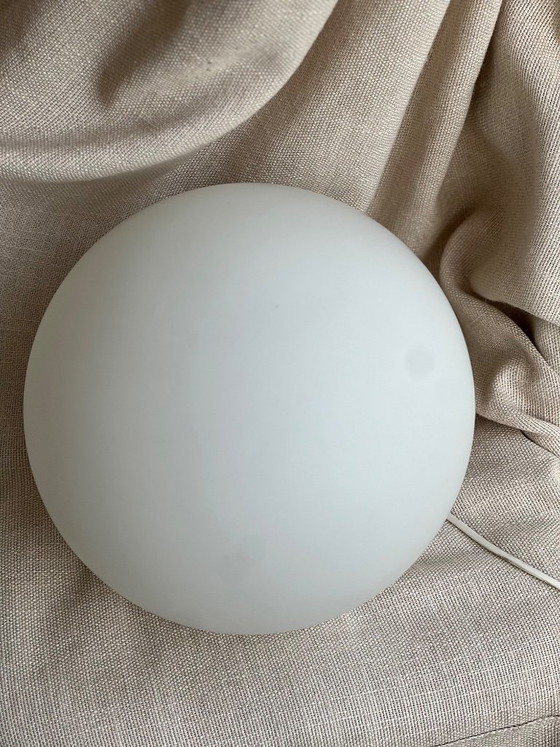 Vintage ILU Design Ball Lamp – White Opal Glass – 80s/90s (XL) – Table lamps (photo 9 of 14)