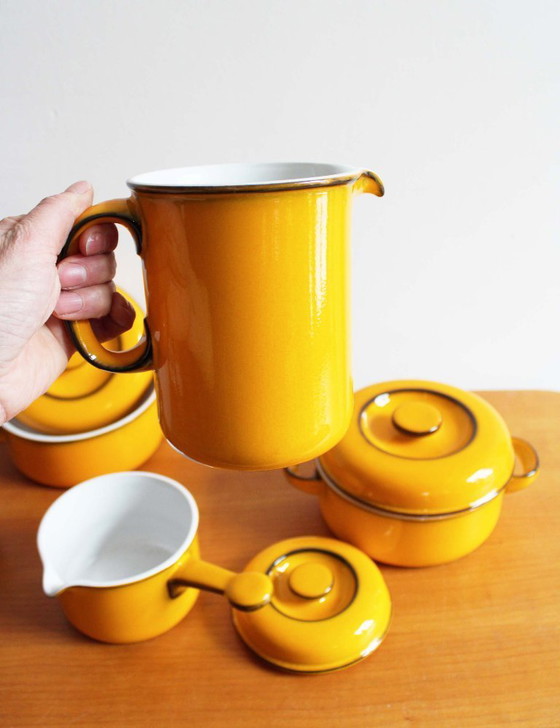 Image 1 of Servizio da tavola vintage color giallo ocra - Thomas Scandic. Ciotole, caraffa e tegamino in stile retrò.