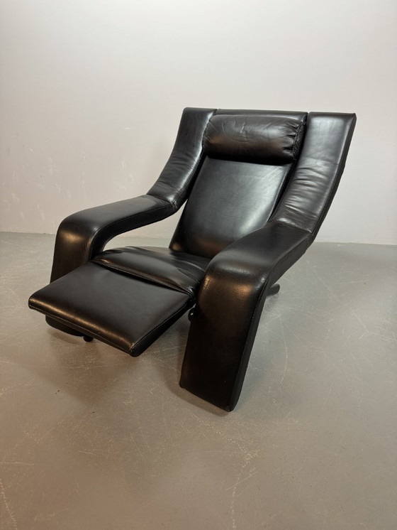 Image 1 of Italian Mid-Century Design 'Kilkis' Black Leather Lounge Chair with Integrated Small Sidetable, Designed by Ammaniti & Vitello 