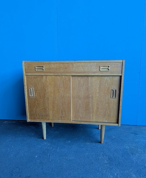 Vintage Deense ladenkast met schuifdeuren