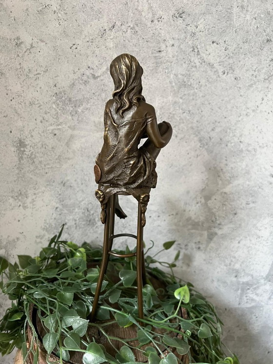 Image 1 of Donna in bronzo su sedia