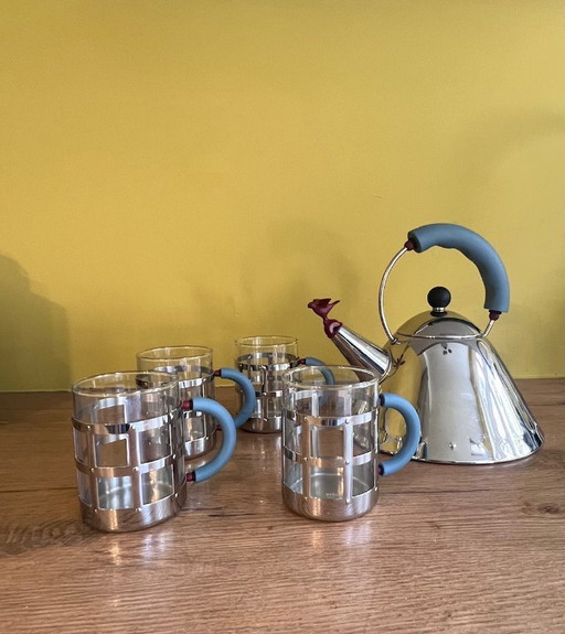 Hervidor Alessi 9093 de Michael Graves + 4 tazas: un clásico del diseño posmoderno.