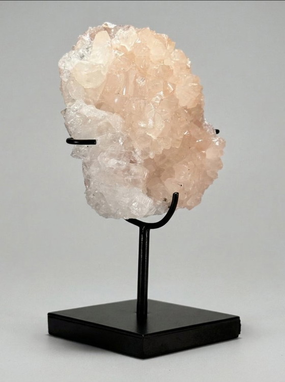 Image 1 of Dekoratives Duo – Gebänderte Kalzitkugel (Marmoronyx) und Kalzitkristall auf Sockeln