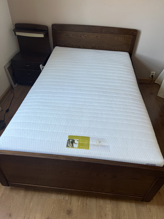 Image 1 of Lit électrique simple avec table de chevet et armoire