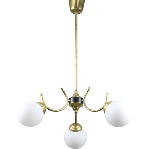 Italiaanse kroonluchter in mid-century messing en opaline glas