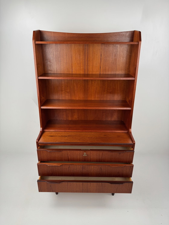 Image 1 of Deense teakhouten boekenkast met uitschuifbaar bureau – elegante werkplek in mid-century stijl