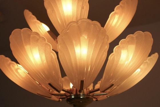 Lampadario francese in ottone con conchiglie in vetro di Murano (foto 5 di 10)
