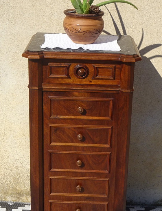 Image 1 of Mesita de noche de nogal estilo Luis Felipe con falsos cajones