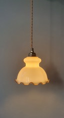 Vintage kleine glazen hanglamp met decoratie rand in bruintint. 