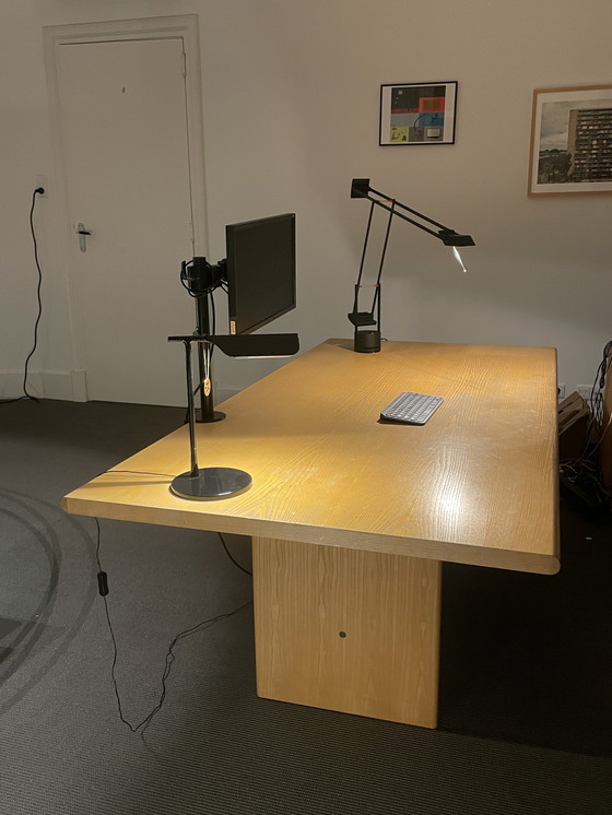 Image 1 of 1980er Jahre großer Schreibtisch - Design, aber Marke unbekannt