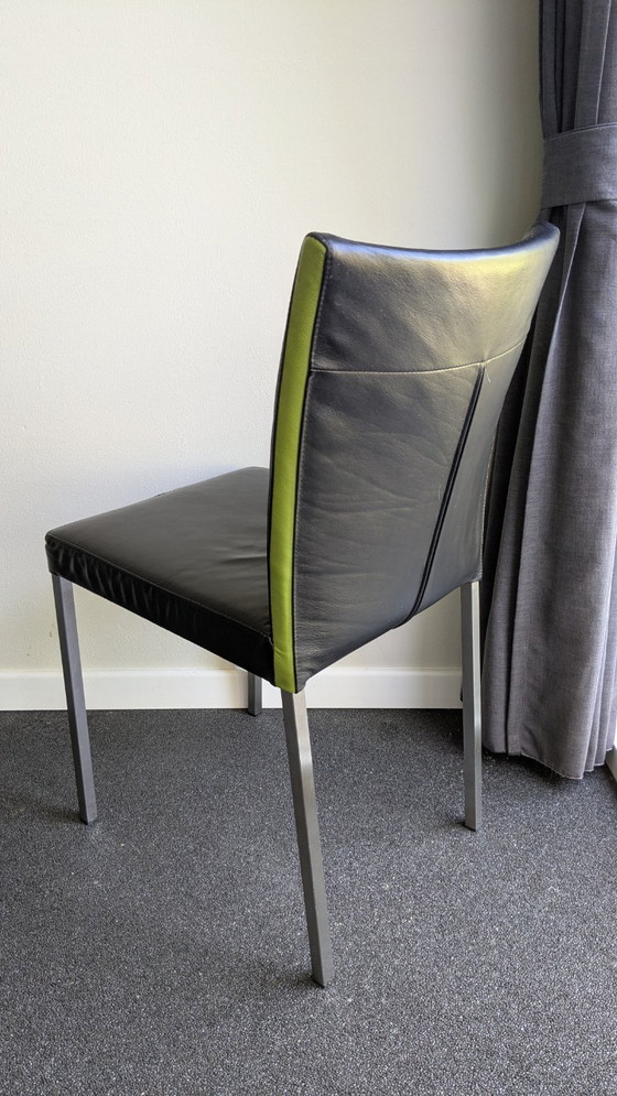 Image 1 of 4 sedie in pelle con dettagli color lime, gambe in acciaio inossidabile