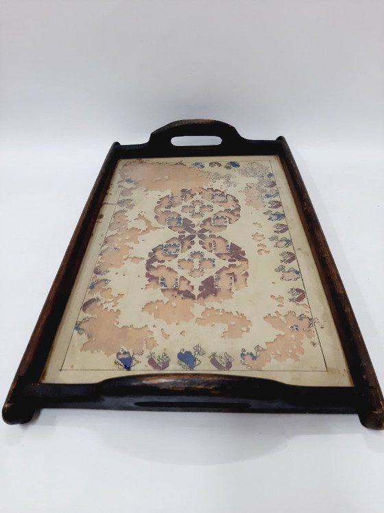 Image 1 of Antikes Holztablett mit Griff und Design unter Glas