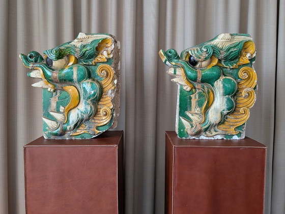 Image 1 of Ein Paar mit Sancai-Glasur verzierte „Drachen-Chiwen“-Dachornamente – Ming-Dynastie