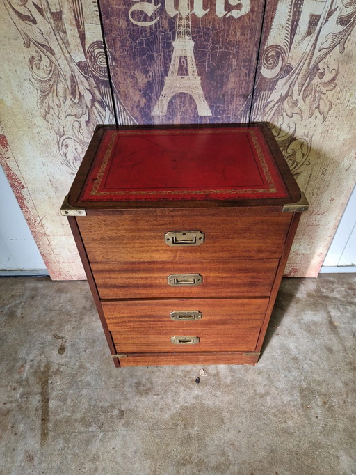 Cassettiera classica antica in legno in stile "cassapanca da campagna" con piano in pelle rossa