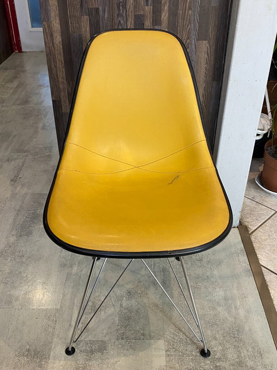 Image 1 of Sedia vintage anni '50/'60/'70 di Eames Herman Miller in fibra di vetro rivestita in vinile giallo.