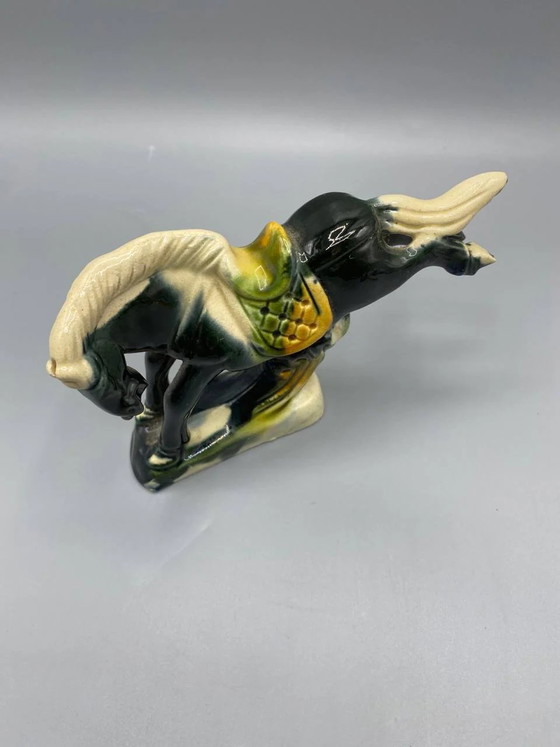 Cavallo al galoppo in ceramica smaltata, stile Tang, nero e crema, sella gialla e verde. – Stoviglie (photo 4 of 6)