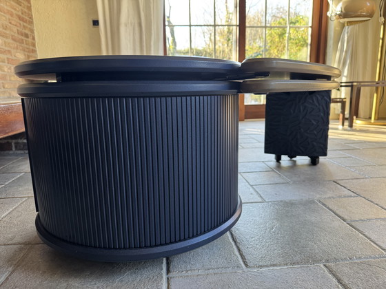 Image 1 of Table basse LeoLux des années 90 avec meuble à volet roulant ; plateaux couleur or sable et bleu foncé