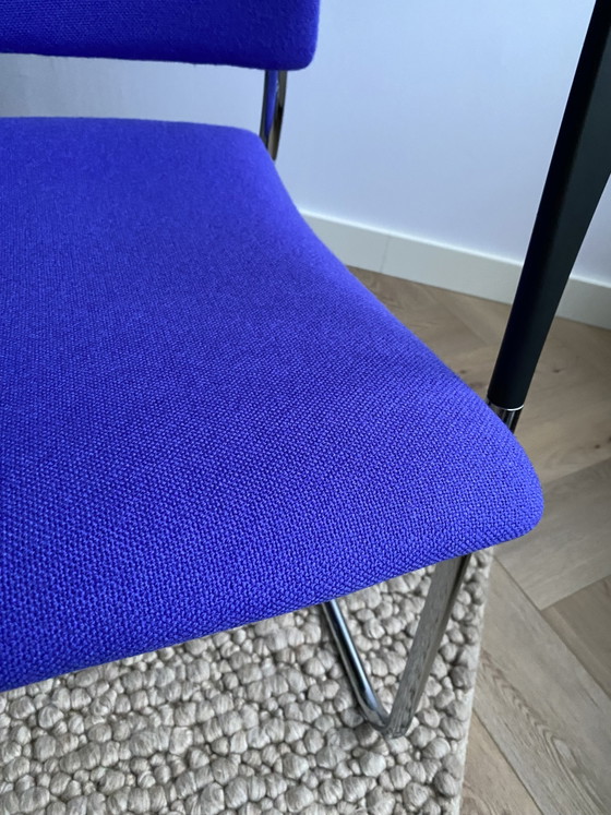 Image 1 of paars-blauwe wollen eetkamerstoel/vergaderstoel (4 stuks beschikbaar)