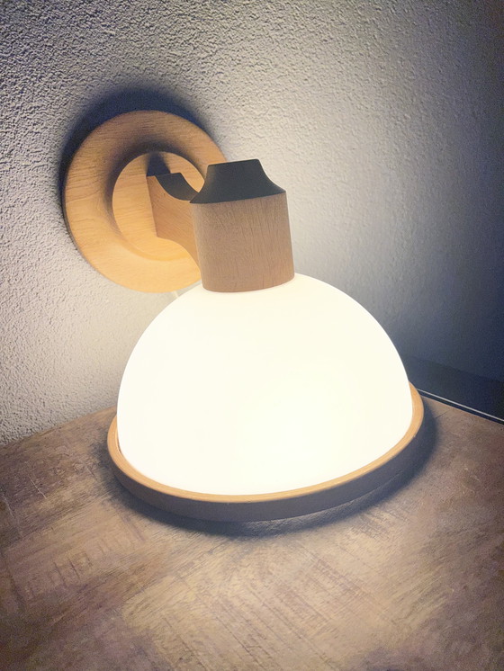 Image 1 of Lampada da parete vintage in legno chiaro con paralume in plastica