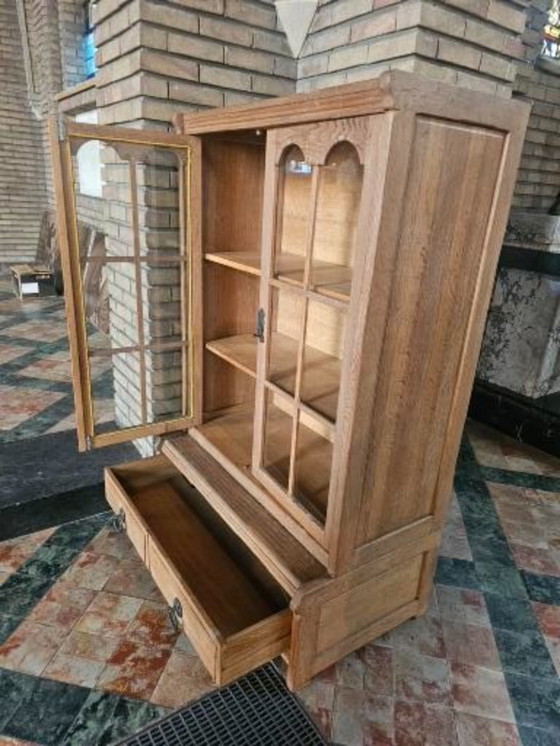 Image 1 of Vitrine d'église provenant de l'église historique de Schulen – chêne massif – pièce patrimoniale unique (vers 1960)