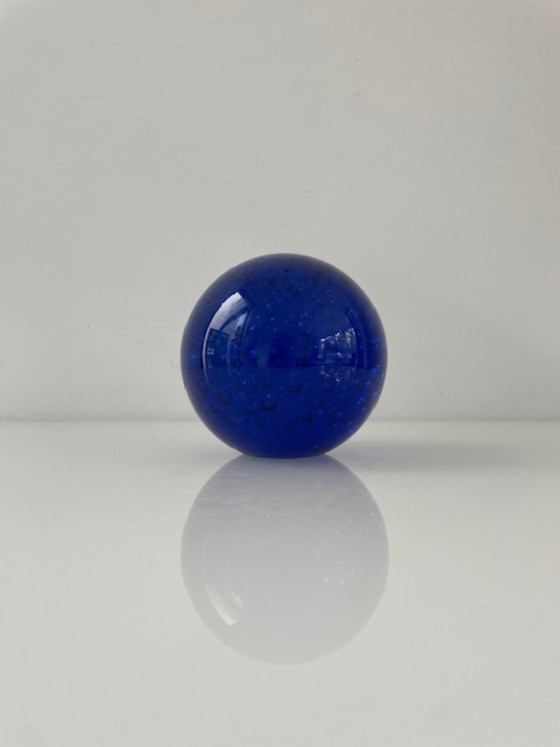 Image 1 of Juego de 4 esferas de cristal de IKEA, rojas y azules transparentes.