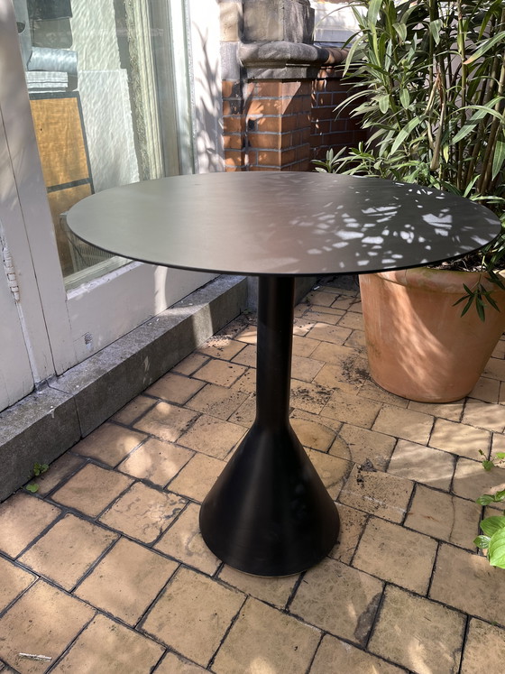 Image 1 of HAY kegelvormige tafel in zwart, rond, 70 cm.