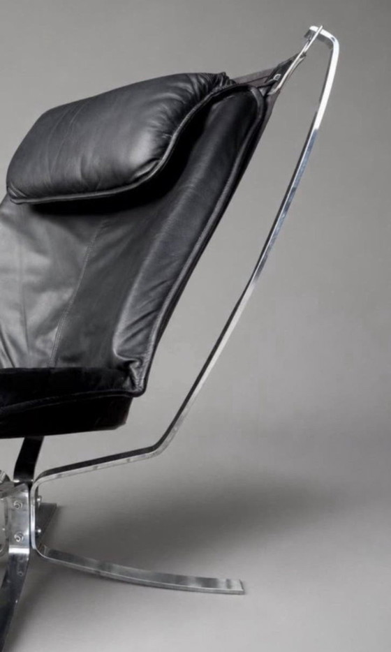 Image 1 of Sigurd Ressell – Falcon fauteuil met hoge rugleuning en voetenbank – Chroom en zwart leer – Noorwegen, ca. 1980