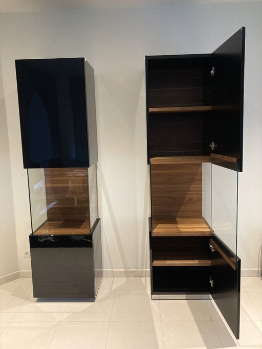 2x Hülsta Lilac hoogglans zwarte vitrinekast in goede staat