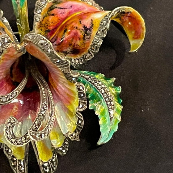 Spilla fiore di orchidea o iris smaltata in argento Mid-Century – Oggetti decorativi, Metal, Art Nouveau (photo 3 of 14)