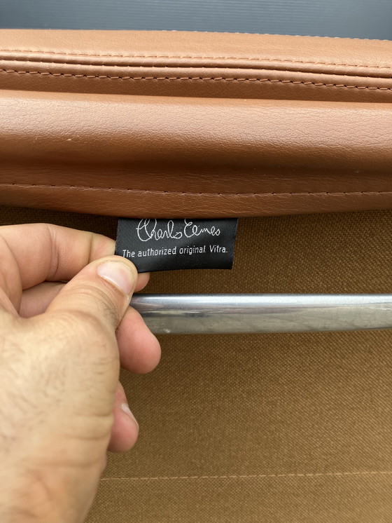 Image 1 of Sedie girevoli Vitra in pelle cognac EA208 Softpad