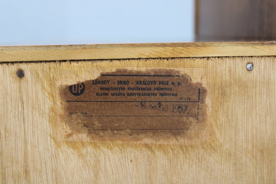 Image 1 of Table de nuit des années 1940 en finition noyer avec plateau en verre, Tchécoslovaquie