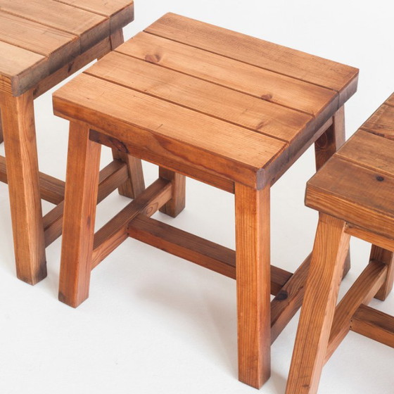 Ensemble de 4 tabourets vintage en pin. France, années 1980. – Wood (photo 9 of 12)
