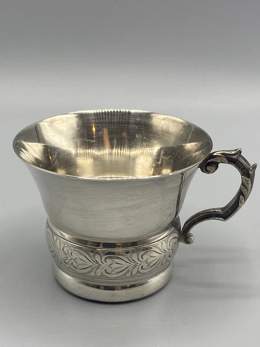 Klein antiek gegraveerd verzilverd kopje - Art Nouveau – decoratieve objecten