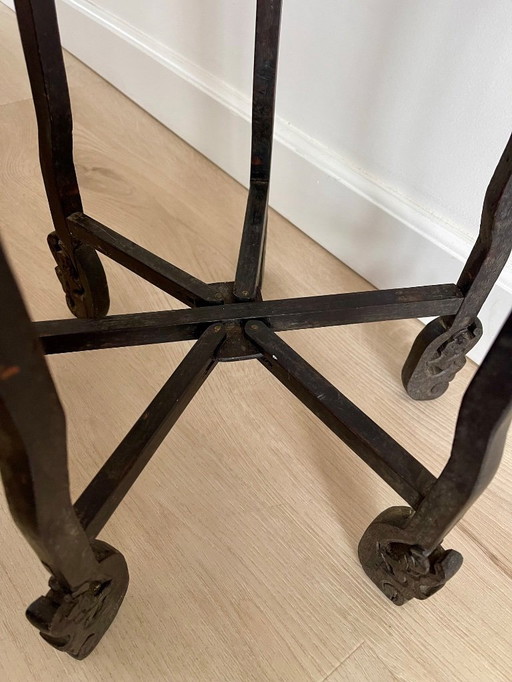 Table à thé asiatique ancienne avec bols en bronze