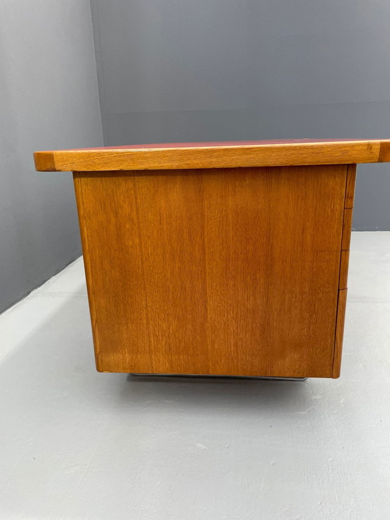 Image 1 of Bureau Bauhaus en noyer avec plateau rouge - Vintage Mid Century Design