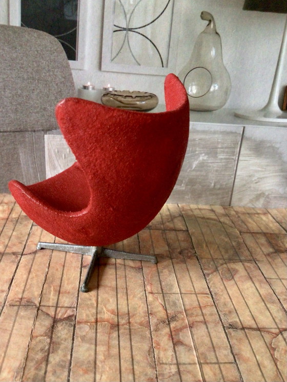 Poltrona a uovo in miniatura vintage di Arne Jacobsen – Oggetti decorativi, Metal, Other (photo 8 of 11)