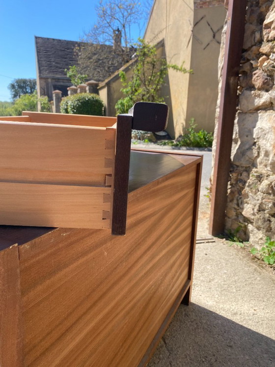 Image 1 of Vintage ladekast uit de jaren 70 van massief iepenhoutfineer met 3 lades.