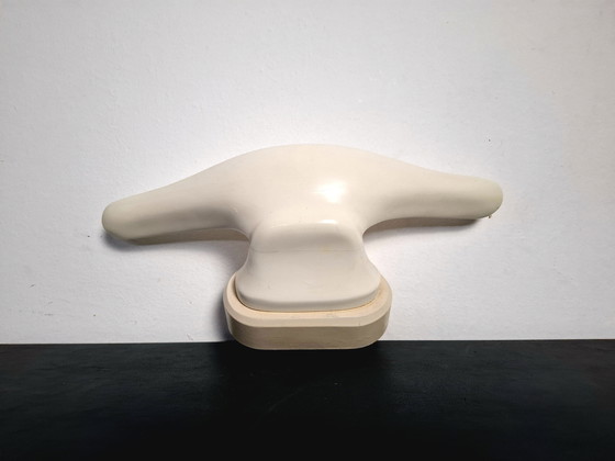 Image 1 of Paire d'appliques murales en bois tourné blanc. Années 1970. Ère spatiale.