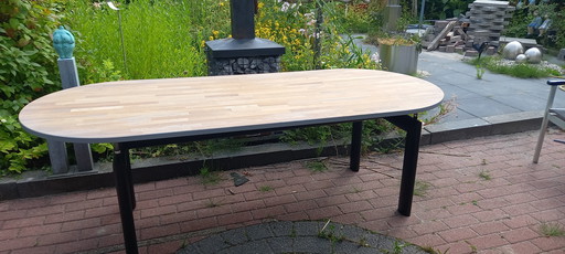Eetkamertafel.
