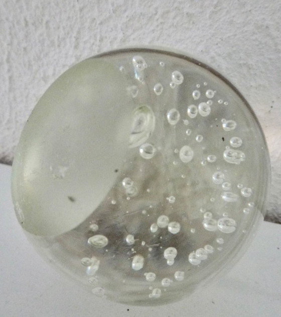 Image 1 of 2 presse-papiers en verre, composés d'un hibou et d'une sphère, Spijkerbol.