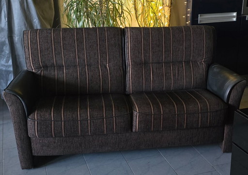 Sofá y sillón clásicos, de buena calidad y con una comodidad de asiento excepcional.