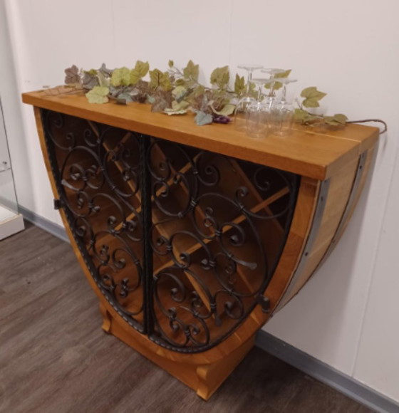 Image 1 of Handgemaakte Duitse wijnvatkast van Gunter Peeters – Unieke halfronde houten wandbar met smeedijzeren deuren