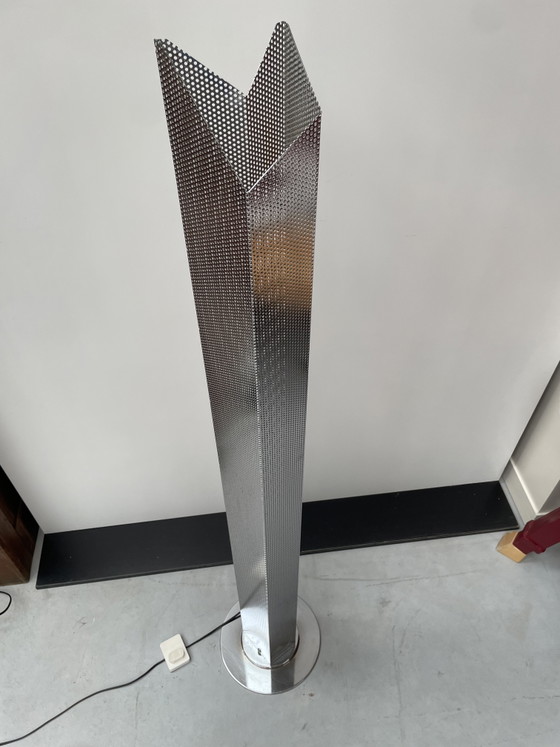 Postmoderne “Wolkenkrabber” Lamp, Italië Jaren 80 – Vloerlampen, Metal, Chrome (photo 5 of 8)