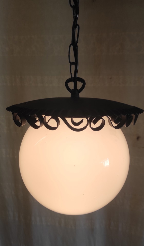 Lampada a sospensione a lanterna in metallo con globo in vetro opalino di Delmas (Francia) - Metà del XX (photo 7 of 9)