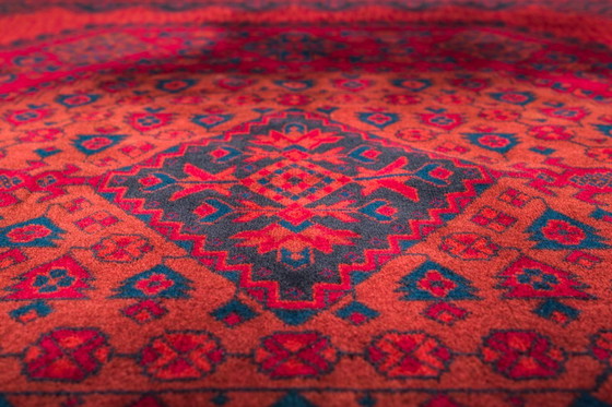 Image 1 of  Nahöstlicher Teppich aus rot-blauer Wolle im Tribal-Stil, 1950er Jahre